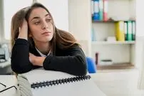 چرا کارهایمان را به‌تعویق می‌اندازیم؟