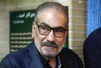 عکس؛ سفر به تاریخ؛ «دریابان شمخانی» در حال سخنرانی در جبهه در کنار یک تابلوی معنادار؛ دهۀ 60