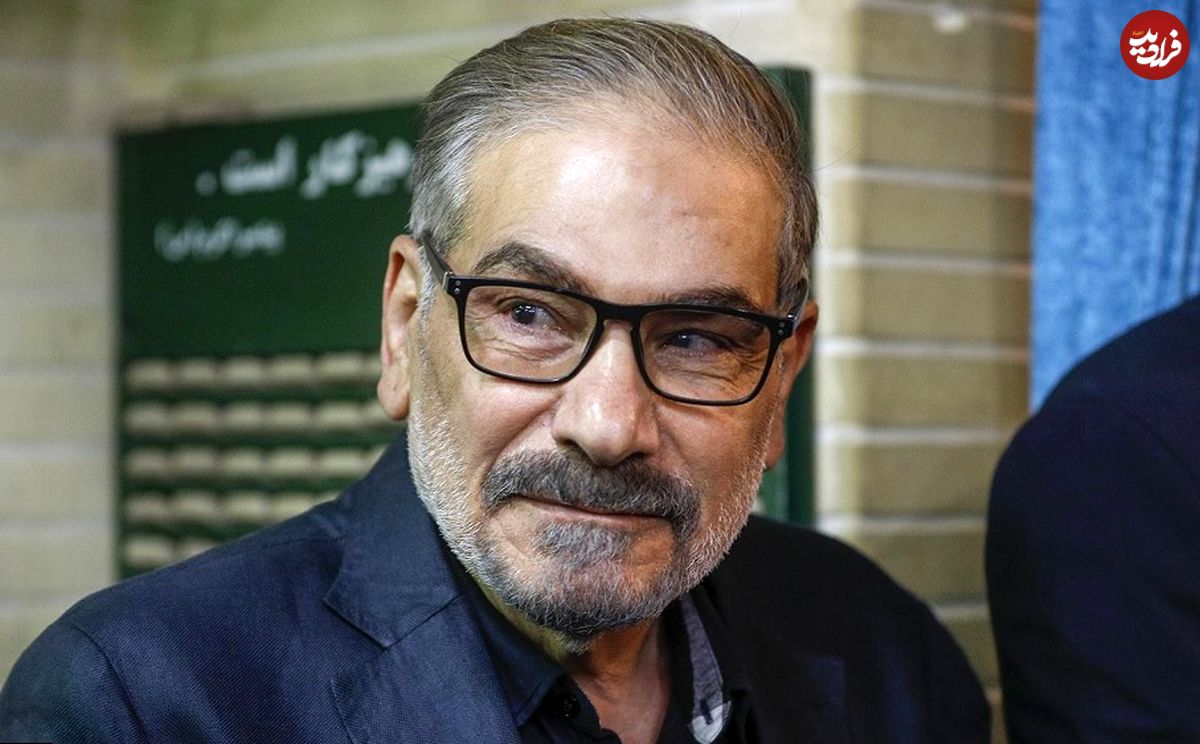 عکس؛ سفر به تاریخ؛ «دریابان شمخانی» در حال سخنرانی در جبهه در کنار یک تابلوی معنادار؛ دهۀ 60