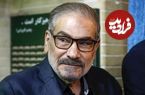 عکس؛ سفر به تاریخ؛ «دریابان شمخانی» در حال سخنرانی در جبهه در کنار یک تابلوی معنادار؛ دهۀ 60