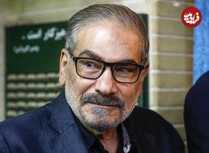 عکس؛ سفر به تاریخ؛ «دریابان شمخانی» در حال سخنرانی در جبهه در کنار یک تابلوی معنادار؛ دهۀ 60