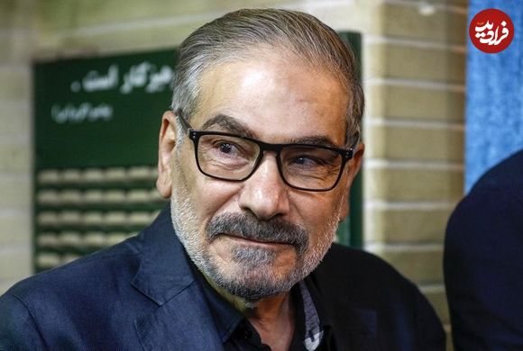 عکس؛ سفر به تاریخ؛ «دریابان شمخانی» در حال سخنرانی در جبهه در کنار یک تابلوی معنادار؛ دهۀ 60