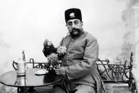 عکس| سفر در زمان؛ «مظفرالدین‌شاه» در حال آب معدنی خوردن در سفر فرنگ؛ سال 81