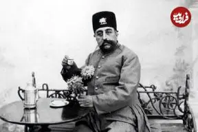 عکس| سفر در زمان؛ «مظفرالدین‌شاه» در حال آب معدنی خوردن در سفر فرنگ؛ سال 81