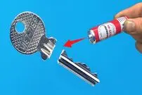 (ویدئو) چگونه با باتری 1.5 ولتی کلید شکسته در قفل را تعمیر کنیم؟