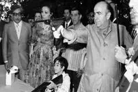 عکس| سفر در زمان؛ «امیرعباس هویدا» در نوجوانی و در کنار خانواده اش