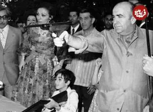 عکس| سفر در زمان؛ «امیرعباس هویدا» در نوجوانی و در کنار خانواده اش