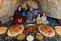ببینید| غذای روستایی در افغانستان؛ تهیه زرشک پلو با مرغ در غار