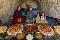 ببینید| غذای روستایی در افغانستان؛ تهیه زرشک پلو با مرغ در غار