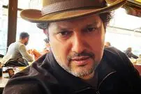 عکس| سفر زمان؛ «حامد بهداد» در 22 سالگی و در پشت صحنه سریال مهر خوبان؛ سال 74