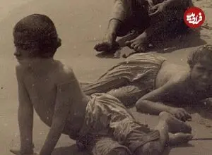 عکس| سفر زمان؛ آبتنی بچه‌های بندر انزلی در دریای خزر نزدیک قصر ناصرالدین شاه
