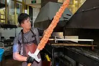 ببنیید| غذای خیابانی در ازبکستان؛ پخت کباب های غول پیکر با شمشیر در تاشکند