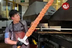 ببنیید| غذای خیابانی در ازبکستان؛ پخت کباب های غول پیکر با شمشیر در تاشکند