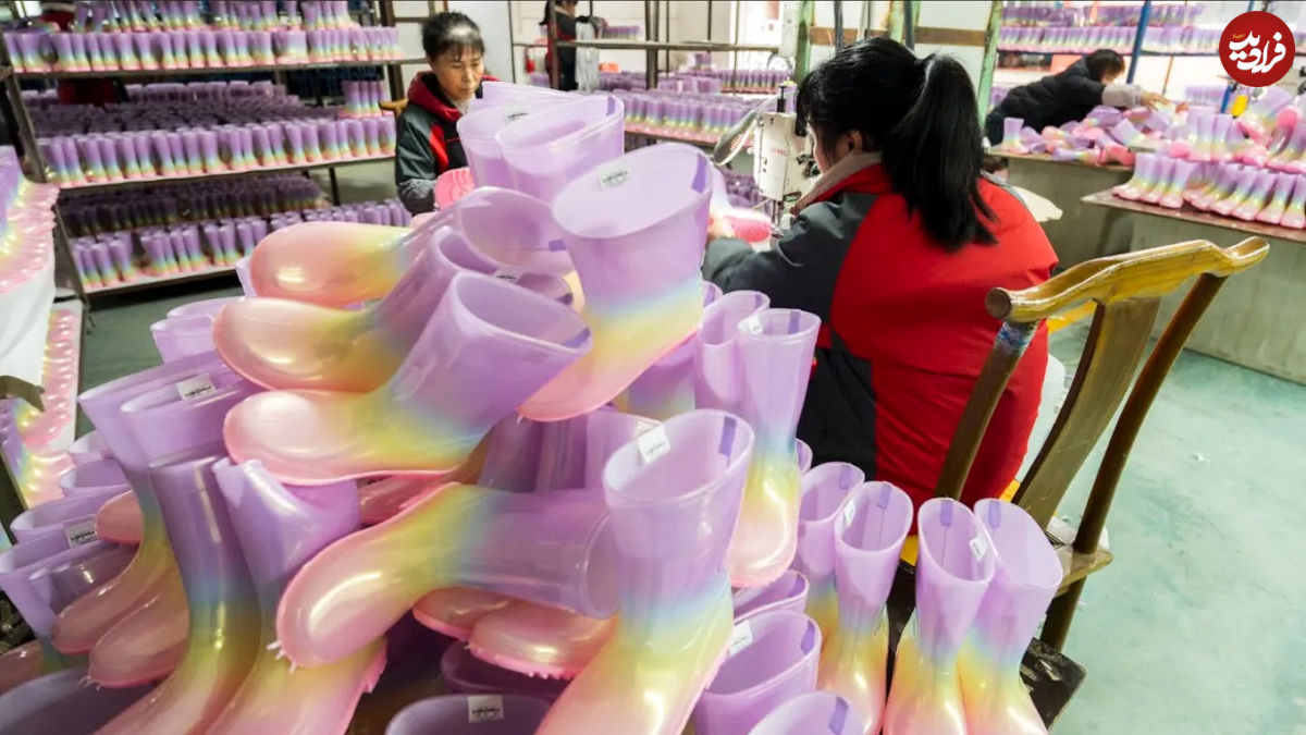 (ویدئو) مراحل ساخت چکمه های پلاستیکی در یک کارخانه هنگ کنگی