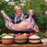 ببینید| غذای روستایی در آذربایجان؛ کباب کردن بره کامل در تنور