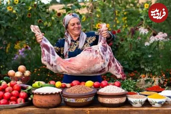 ببینید| غذای روستایی در آذربایجان؛ کباب کردن بره کامل در تنور