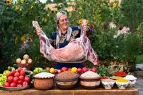 ببینید| غذای روستایی در آذربایجان؛ کباب کردن بره کامل در تنور