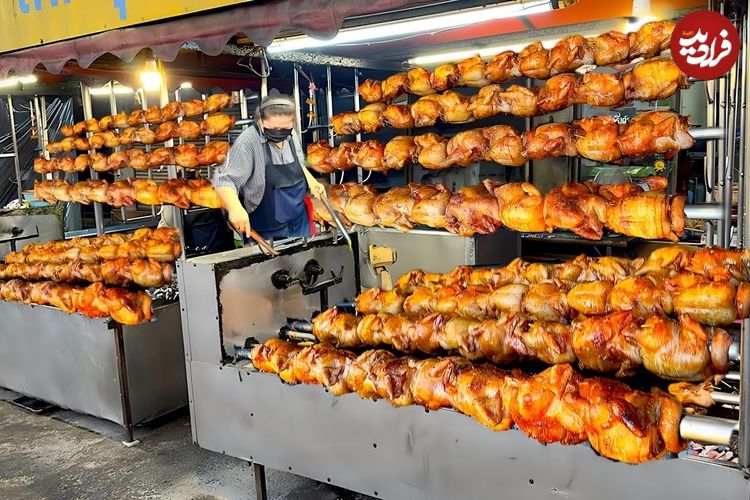 ببینید؛ غذای خیابانی در تایلند؛ مرغ کبابی روی زغال با سالاد تند و برنج در بانکوک