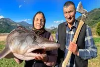 ببینید| غذای روستایی در آذربایجان؛ پخت سوپ با تاس ماهی خاویاری