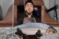 ببینید| غذای خیابانی در ایران؛ کباب ماهی بزرگ شکم پر با سبزی پلو