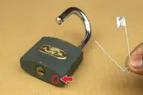(ویدئو) 2 روش آسان برای باز کردن قفلی که کلیدش را گم کرده اید