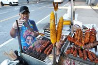 ببینید؛ غذای خیابانی در آمریکا؛ تهیه انواع کباب، سوسیس و بلال در نیویورک