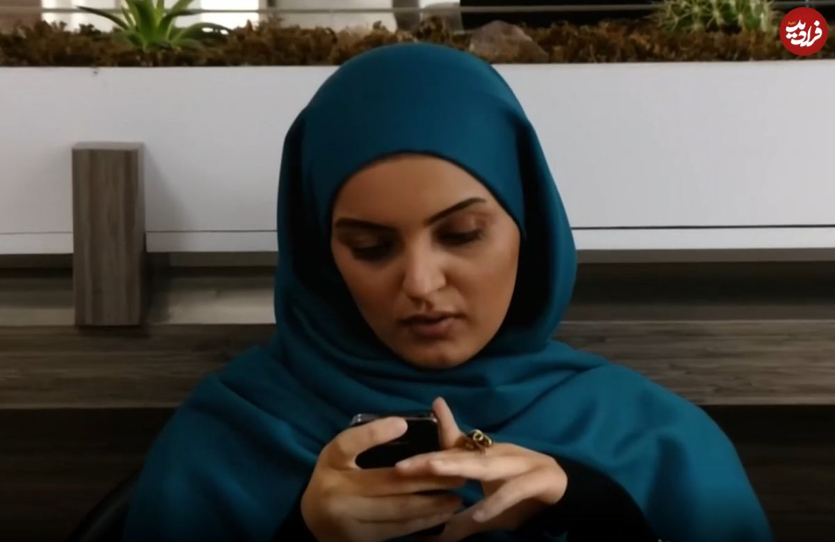 عکس| سفر در زمان؛ ژست خاص «بیتا» سریال آوای باران در کنار برج میلاد؛ سال 1400