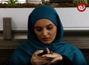 عکس| سفر در زمان؛ ژست خاص «بیتا» سریال آوای باران در کنار برج میلاد؛ سال 1400