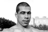 عکس| سفر در زمان؛ «غلامرضا تختی» در حال شطرنج بازی کردن؛ اوایل دهه 40