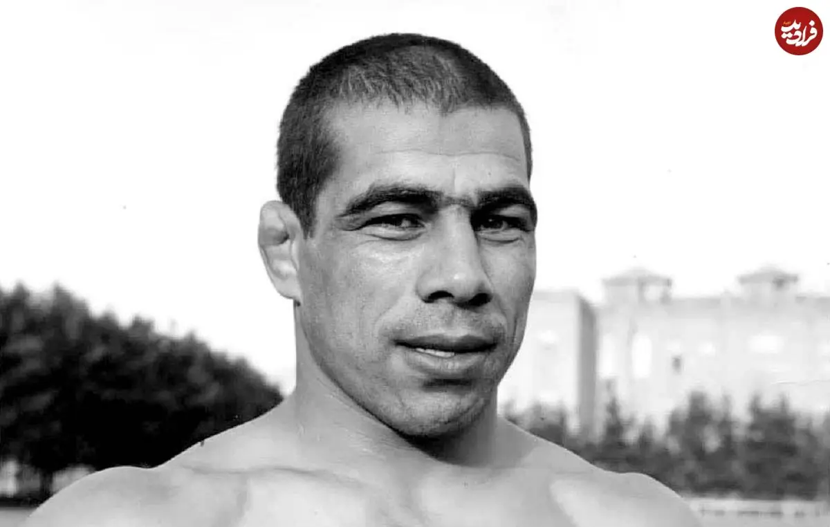 عکس| سفر در زمان؛ «غلامرضا تختی» در حال شطرنج بازی کردن؛ اوایل دهه 40