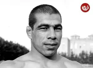 عکس| سفر در زمان؛ «غلامرضا تختی» در حال شطرنج بازی کردن؛ اوایل دهه 40