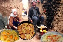 ببینید؛ غذای روستایی در افغانستان؛ پخت چپلی کباب محبوب در غار توسط زوج مسن افغان