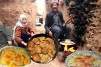 ببینید؛ غذای روستایی در افغانستان؛ پخت چپلی کباب محبوب در غار توسط زوج مسن افغان