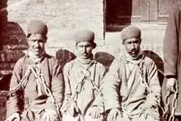 عکس| سفر به ایران قدیم؛ «زندانی‌های دوران قاجار» با گردن‌ها و پاهای زنجیرشده