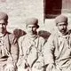 عکس| سفر به ایران قدیم؛ «زندانی‌های دوران قاجار» با گردن‌ها و پاهای زنجیرشده