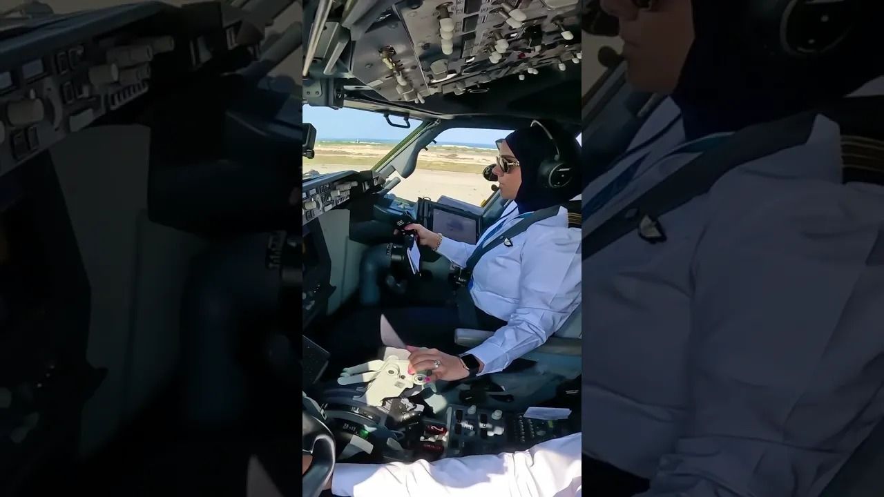 (ویدئو) لحظه فرود آوردن ماهرانه بوئینگ 737 عمان ایر توسط خلبان محجبه