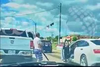 (ویدیو) رودست خوردن قلدر خیابانی قمه‌کش در مقابل راننده اسلحه به دست 