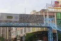 (عکس) جاکفشی عجیب و عظیم در پل هوایی در تهران!