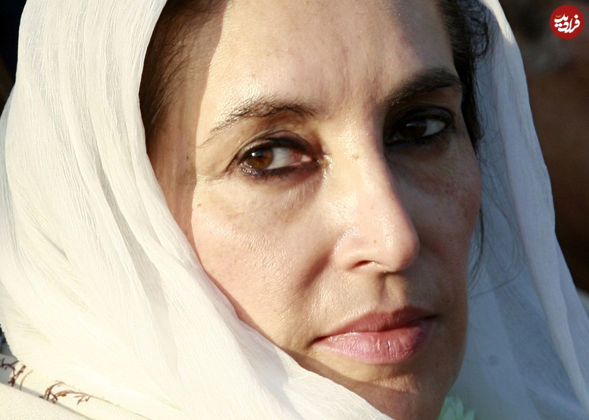 عکس| سفر در زمان؛ «بی نظیر بوتو» به همراه مادرش در حال بازدید از موزه لوور در پاریس؛ سال 1354