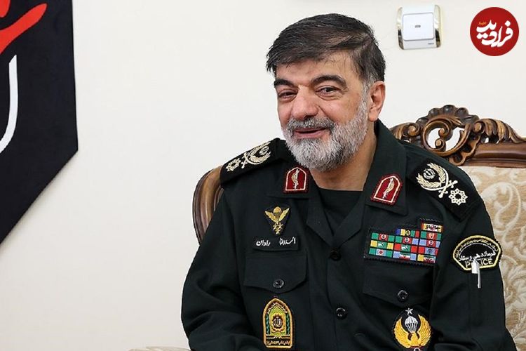 عکس؛ سفر در زمان؛ «سردار رادان در حال سجده کردن به لباس سرلشکر سلامی»
