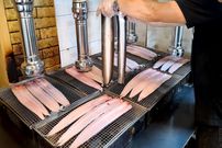 ببینید؛ غذای خیابانی در کره؛ مارماهی کبابی روی زغال در سئول