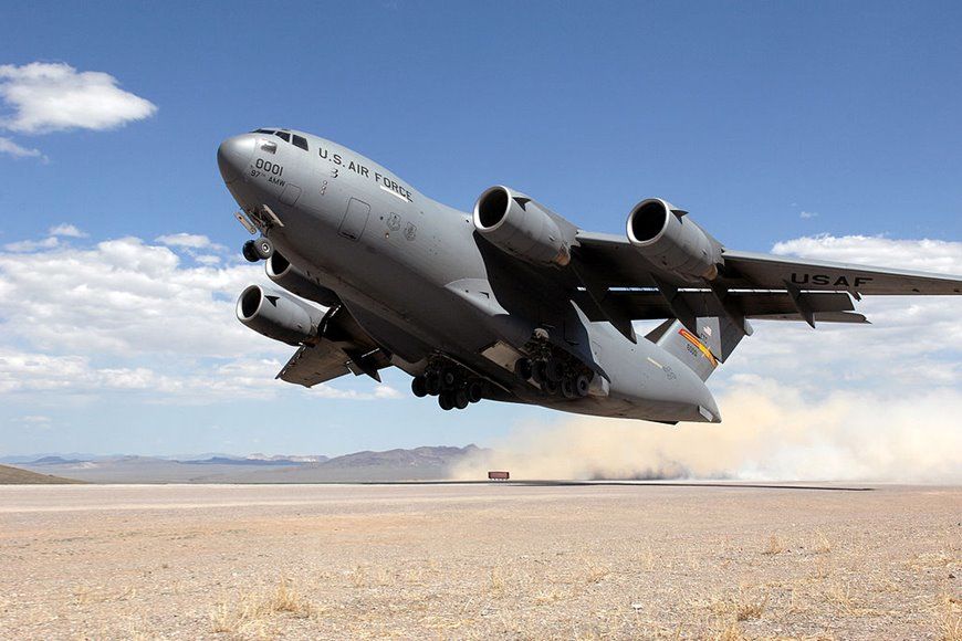 (ویدئو) فرود حیرت انگیز هواپیمای ترابری C-17 ارتش آمریکا وسط بیابان از نمایی خارق العاده