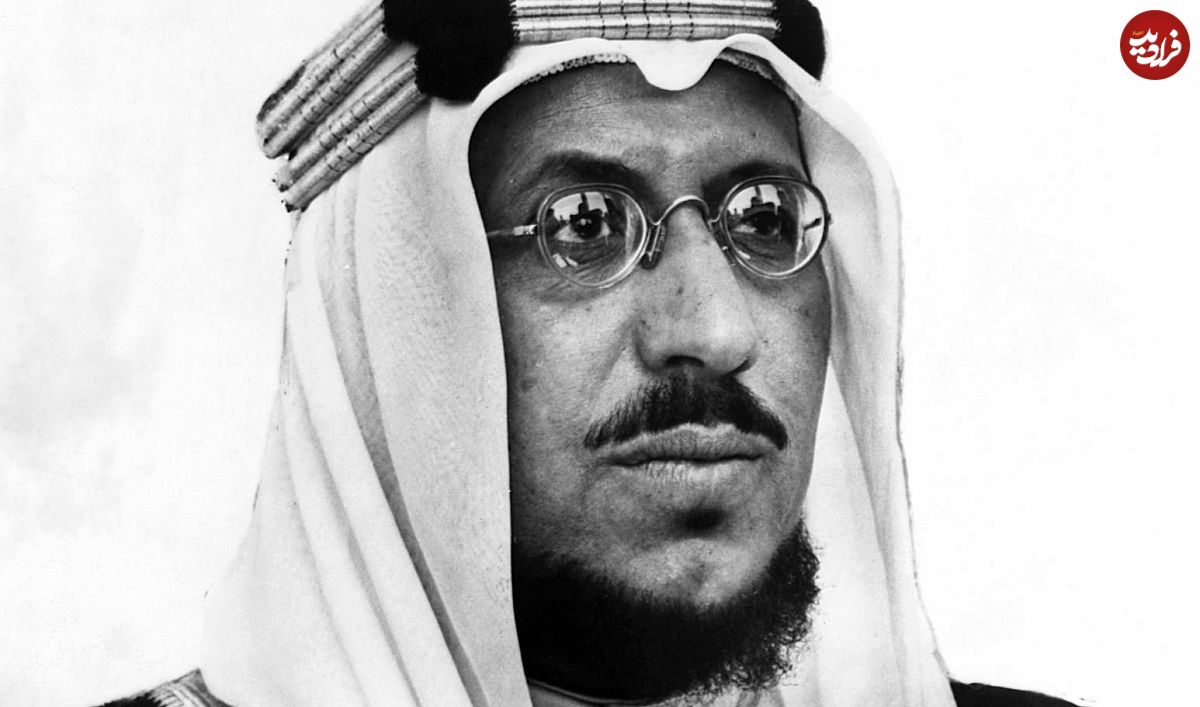 عکس؛ سفر در زمان؛ «دومین پادشاه عربستان و مهمانان اش در حال خوردن 4 آهو و 3 گوسفند کامل»؛ سال 1333