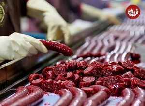 (ویدئو) نحوه تولید انبوه سوسیس خون در یک کارخانه مشهور از نمای نزدیک