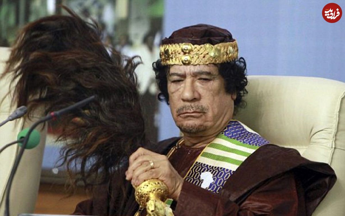 عکس| سفر در زمان؛ "سرهنگ قذافی" در حال خواندن نماز در صحرای سیرتس در لیبی؛ 1352