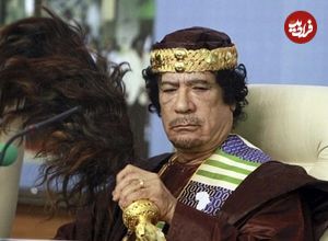 عکس| سفر در زمان؛ "سرهنگ قذافی" در حال خواندن نماز در صحرای سیرتس در لیبی؛ 1352