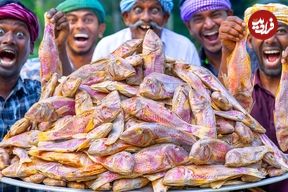 ببینید؛ غذای روستایی در هند؛ پخت خورشت تند با ماهی توسط پدر و پسران مشهور هندی