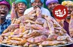 ببینید؛ غذای روستایی در هند؛ پخت خورشت تند با ماهی توسط پدر و پسران مشهور هندی