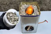 (ویدئو) فرآیند درست کردن یک اجاق هیزمی خلاقانه با قوطی حلبی روغن و شن 