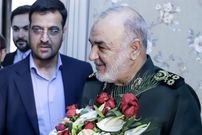 عکس؛ سفر در زمان؛ ادای احترام «سردار سلامی» به مادر شهید؛ سال 1402